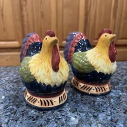 Ceramic Large Rooster Chicken Farmhouse Pair of  Salt and Pepper Shakers.  On the bottom: JC Penney collection.  Size approximately 4 1/2 inches tall.