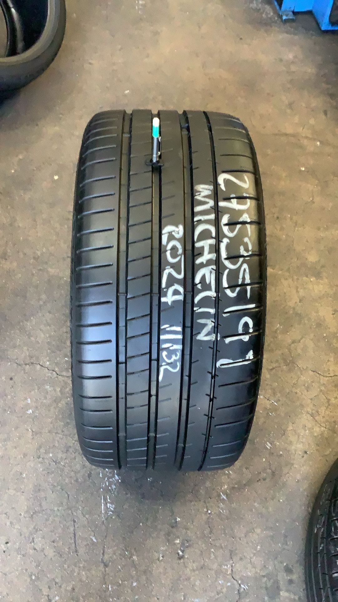 275/35/19