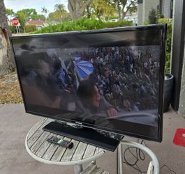 Samsung 40" Television / computer monitor ready 
37"L X 24"T X 9"D read description for details 