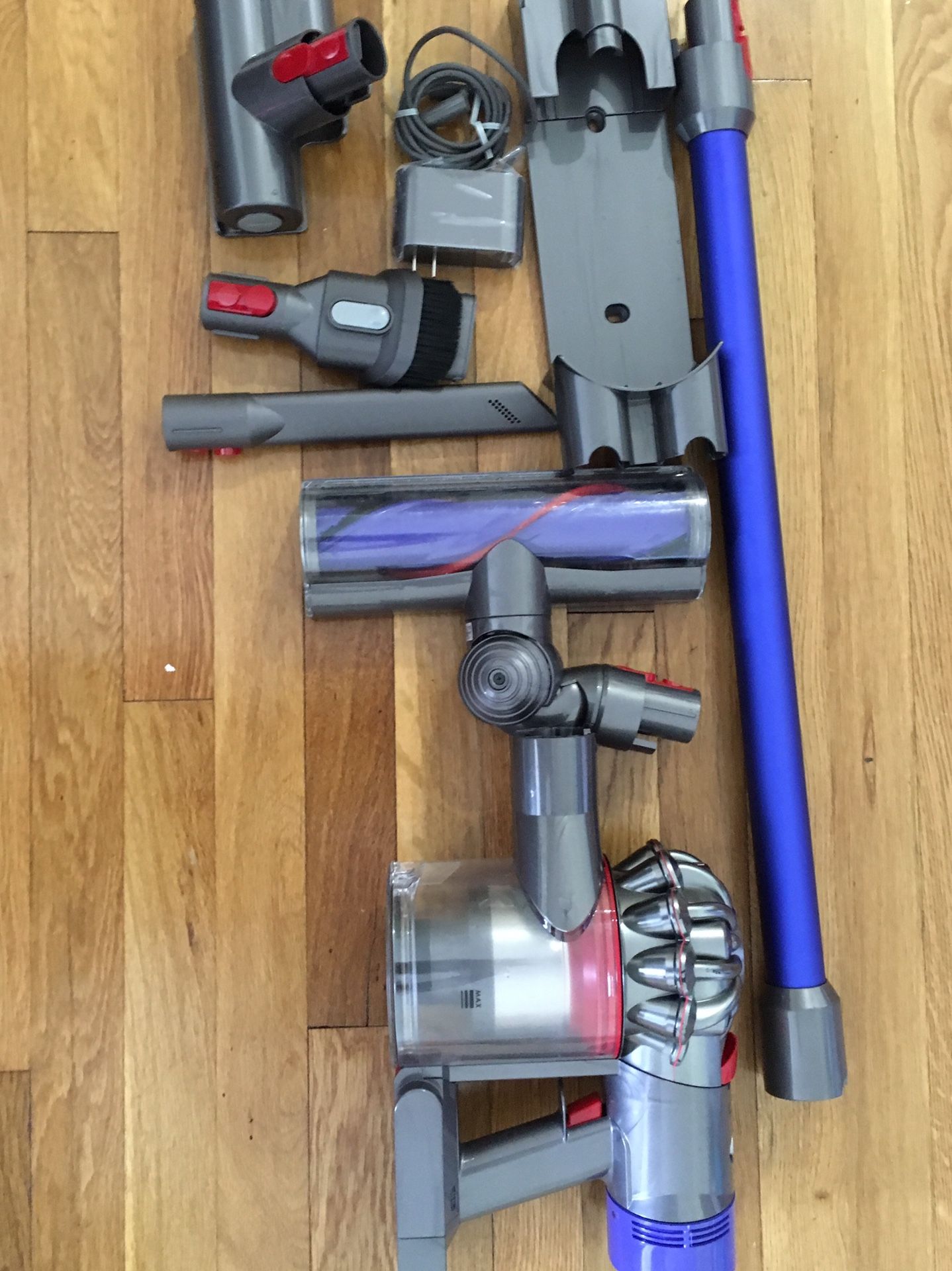 Dyson v8 Animal cordless vaccum cleaner - new ( without original box )