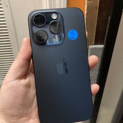 Factory Unlocked Iphone 15 pro 128 gb comes with store warranty 