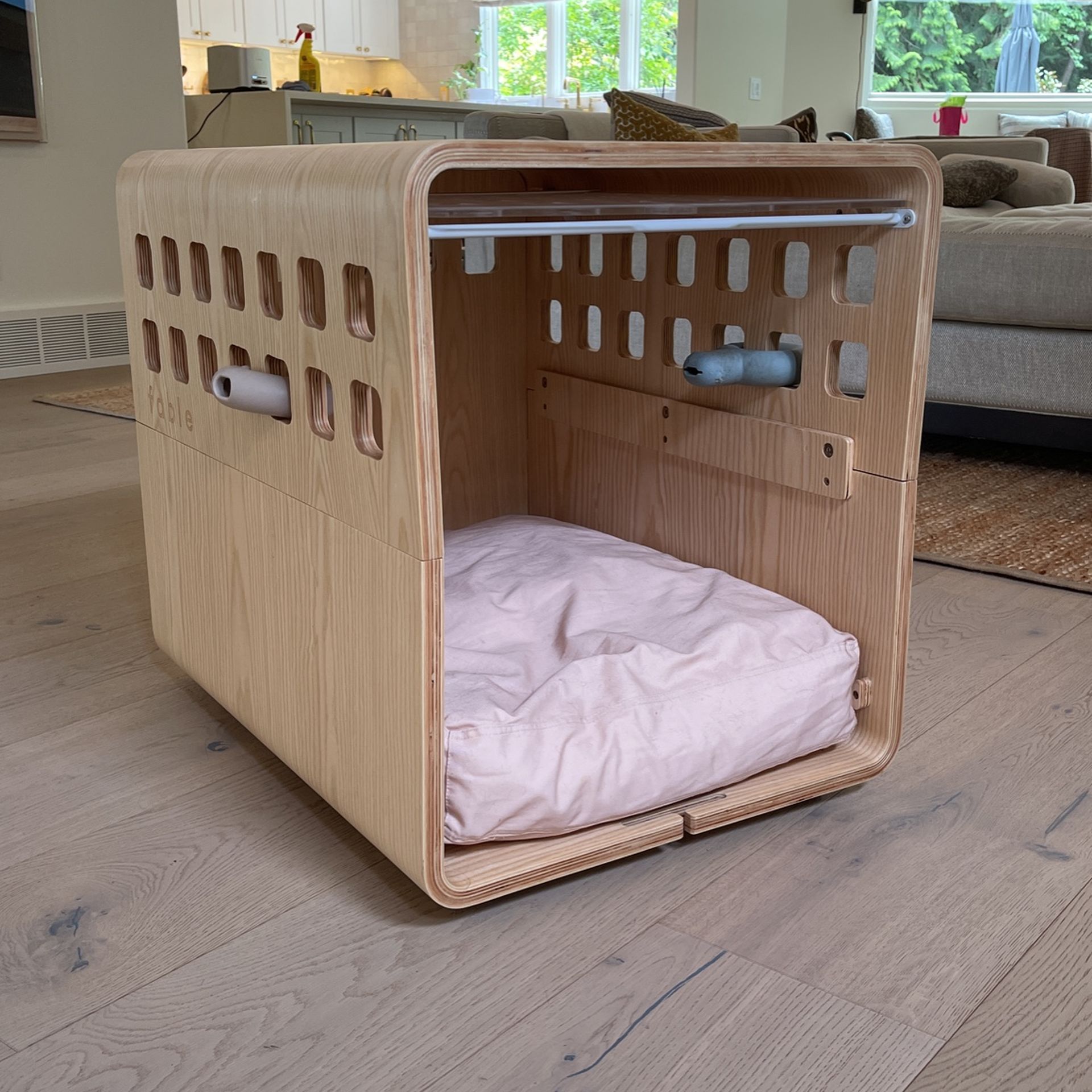 Fable bent plywood dog crate