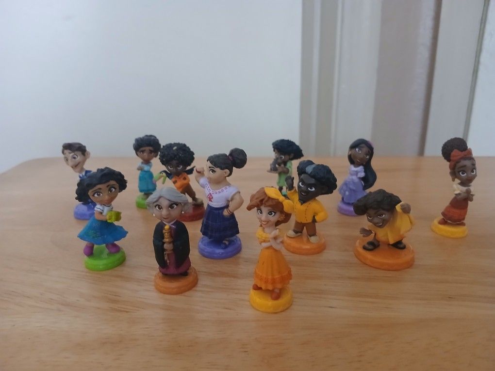 Disney Encanto Mi Familia Seg Of 12 Mini Figures