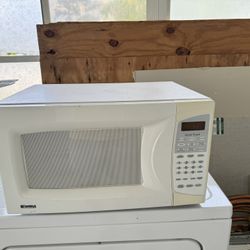 Small Countertop Microwave 