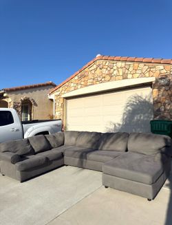 Gray Sectional Couch w Chaise