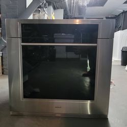 Wolf 30" M Series Transitional Built-In Single Oven. Model #:  SO30TM/S/TH
