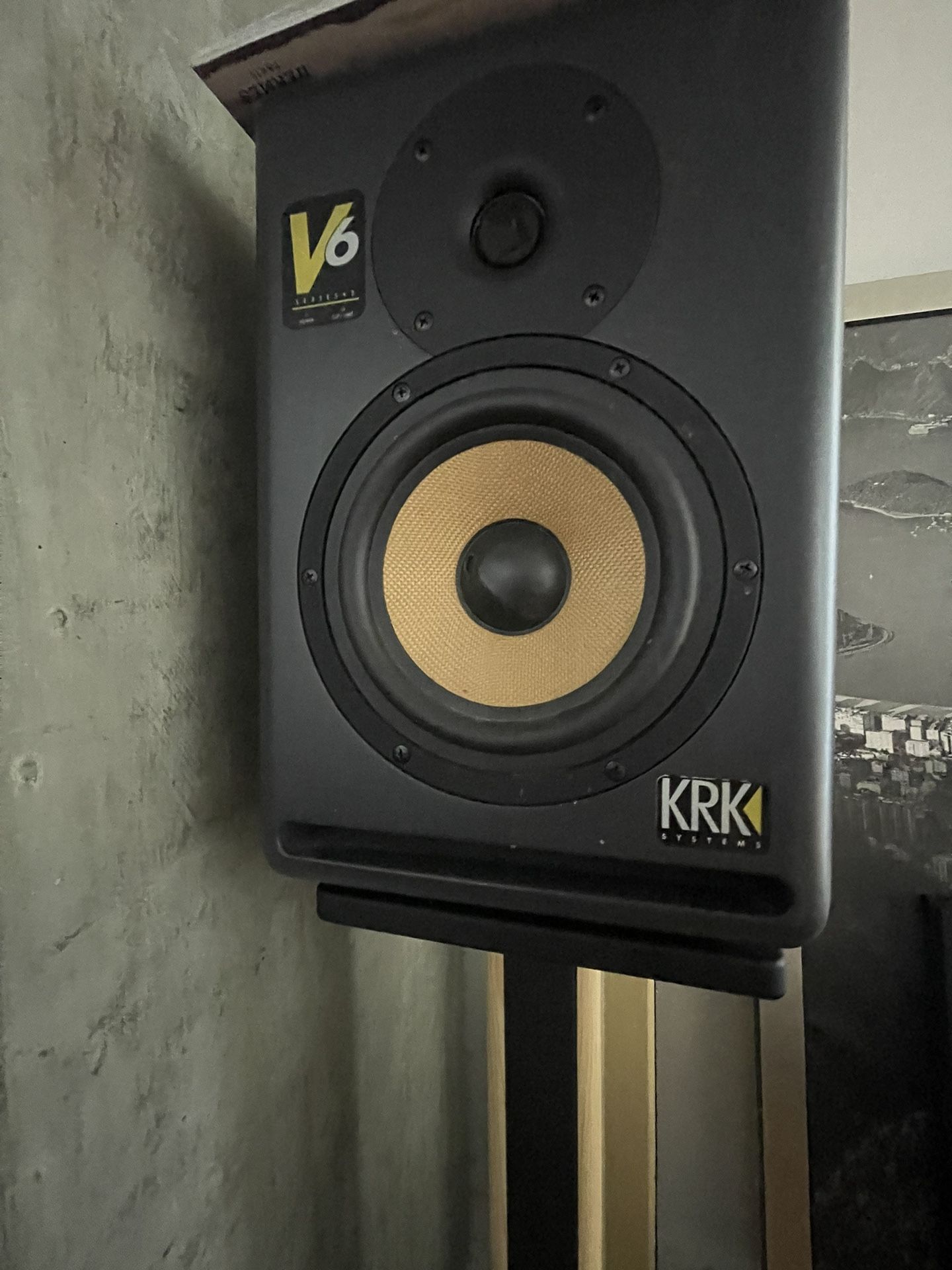 Audio Monitor KRK V6 With A Stand