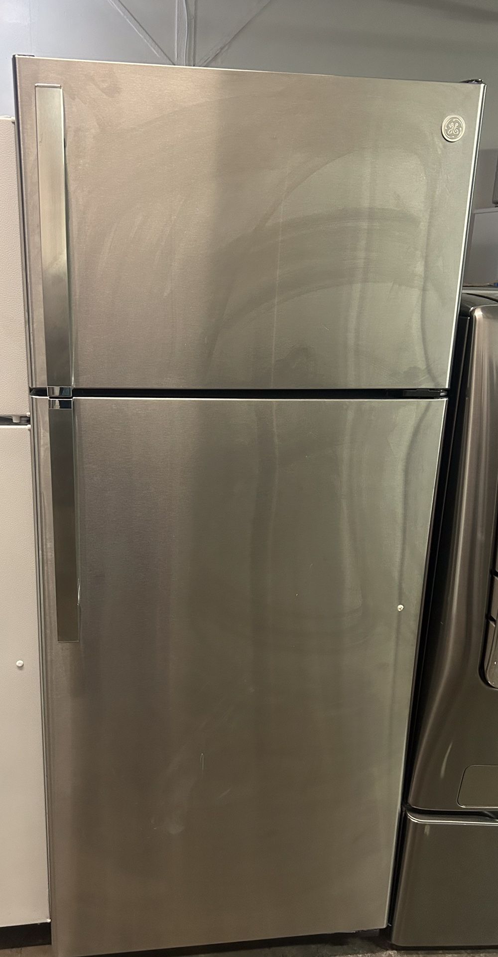 GE Top- Freezer Refrigerator 