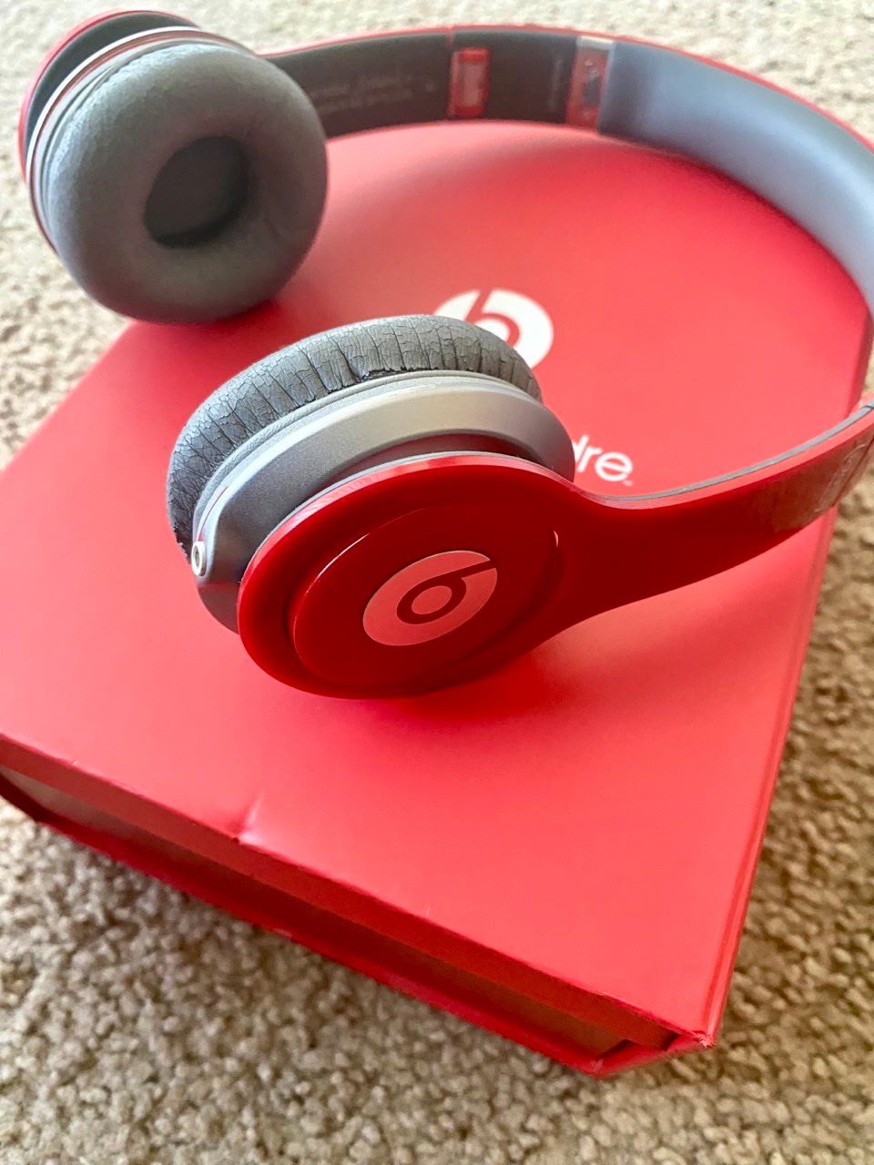 BEATS BY DR. DRE RED SOLO HD OVER EAR HEADPHONES RED BOX ONLY WITH SLIP SLEEVE.