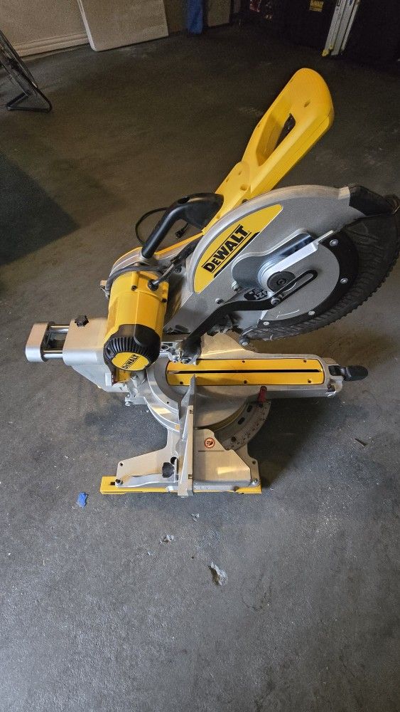 Saw 12in Dewalt