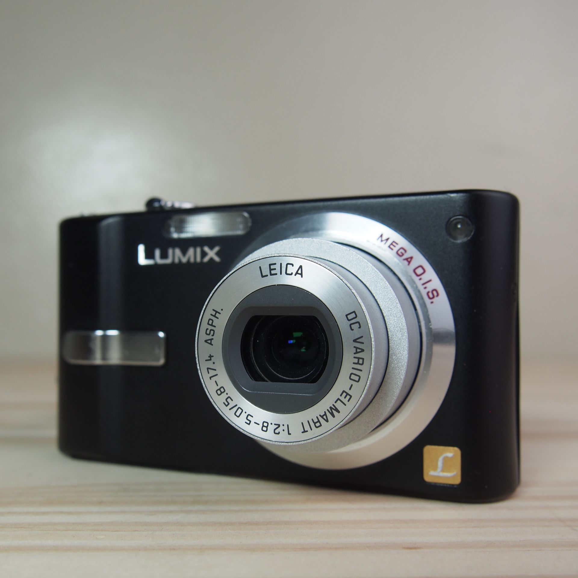 Panasonic Lumix DMC-FX12 7.2MP Digital Camera Bundle Black Tested & Working Comes with Camera Charger Battery Wrist Strap *ask for carrying case I mig