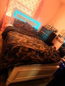 Queen size white modern bed