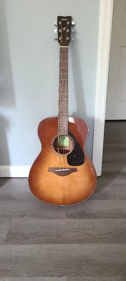 Yamaha FS800 Acoustic Guitar + D’Addario Tuner – Excellent Condition!
