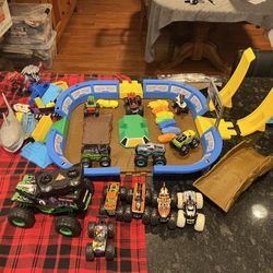 $25 Monster Jam Dirt Arena Playset not complete