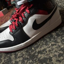 Jordan 1 MID GYM RED BLACK TOE