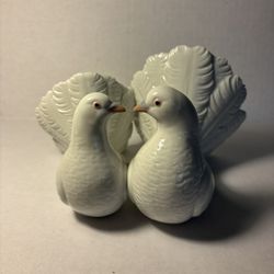 Lladro Kissing Doves figurine #1169 love birds white doves PRISTINE condition