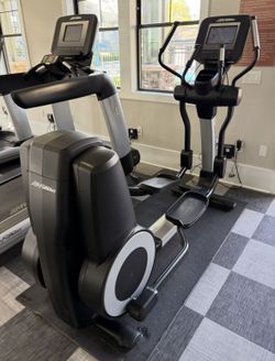 Life Fitness Elevation Series Achieve Elliptical LOW HOURS