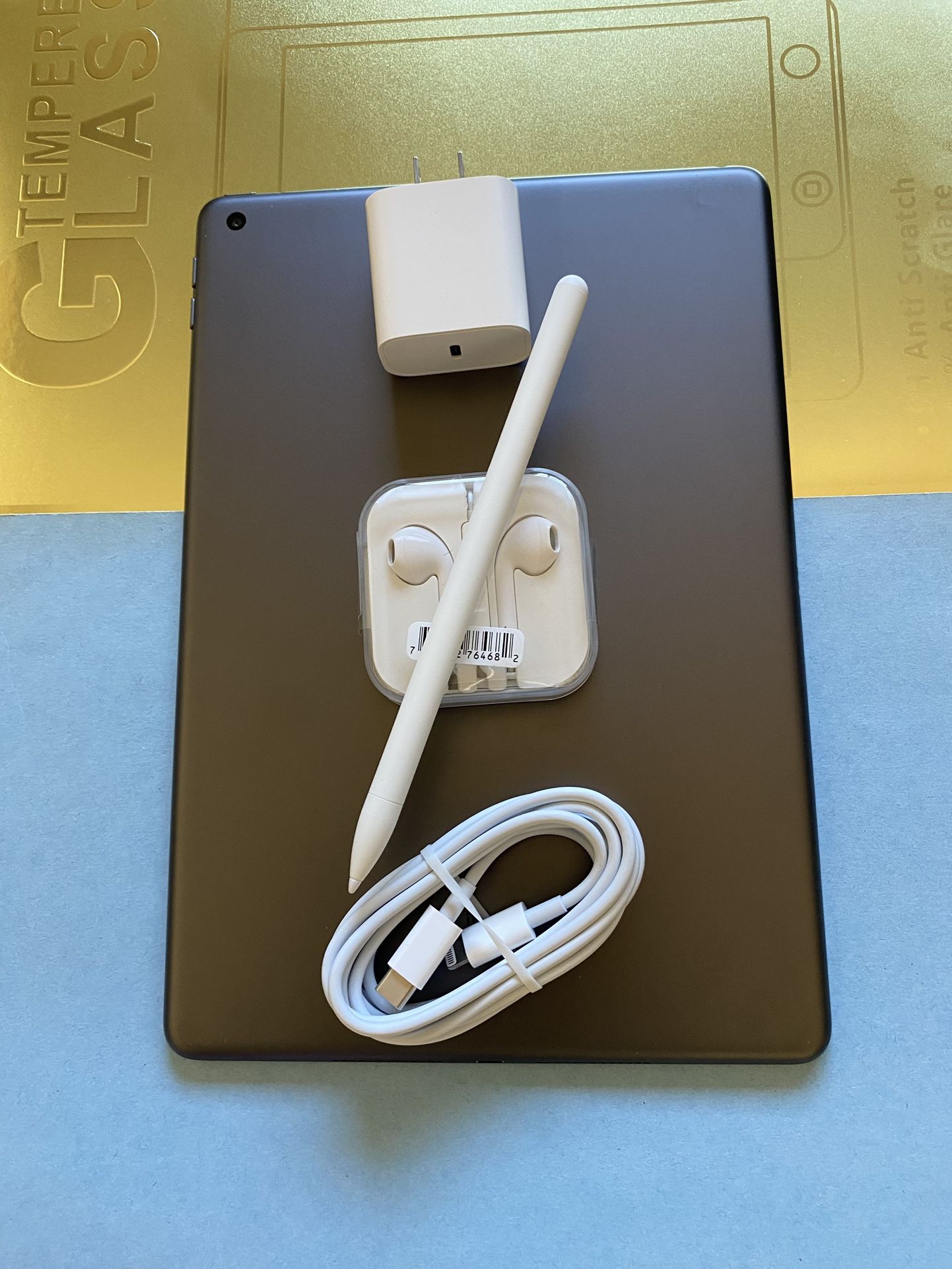 Apple IPad 8th Generation (10.2” Retina /Latest IOS 18/ 2020 model) 32GB with stylus pen, keyboard & Accessories 