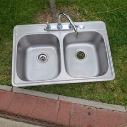 Stainless steel sink.