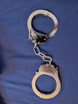 Toy handcuffs with safety release