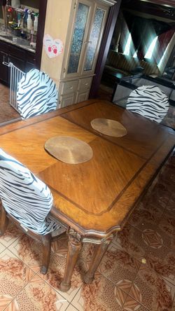 Free dining room table +3 chairs