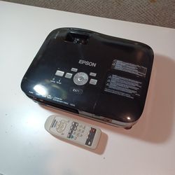 Epson EX71 Projector With  Remote And 7 1/2' Screen
