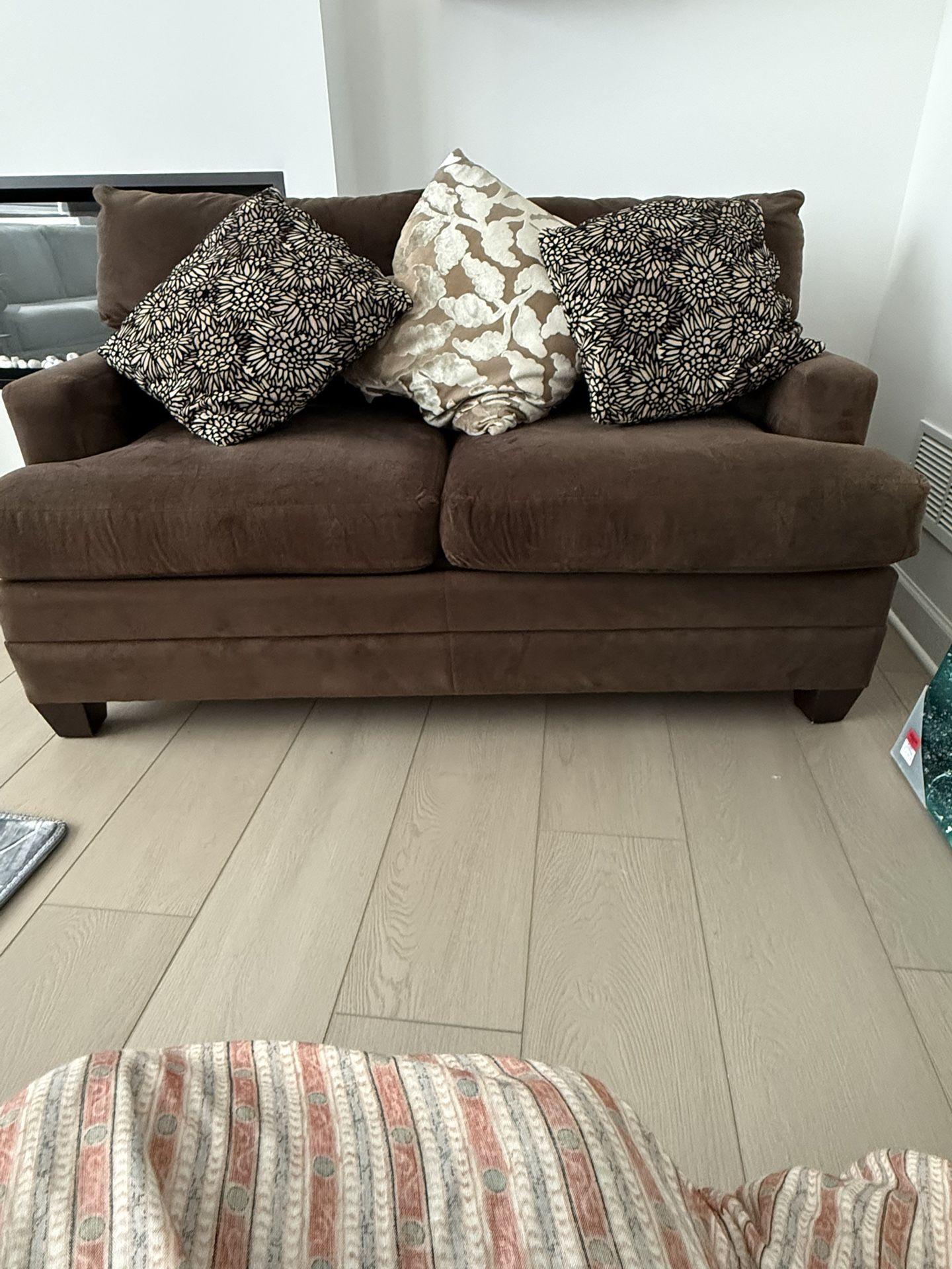 Loveseat Selling 600