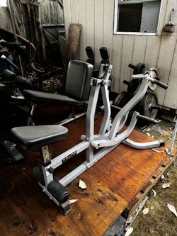 Chest supported row machine