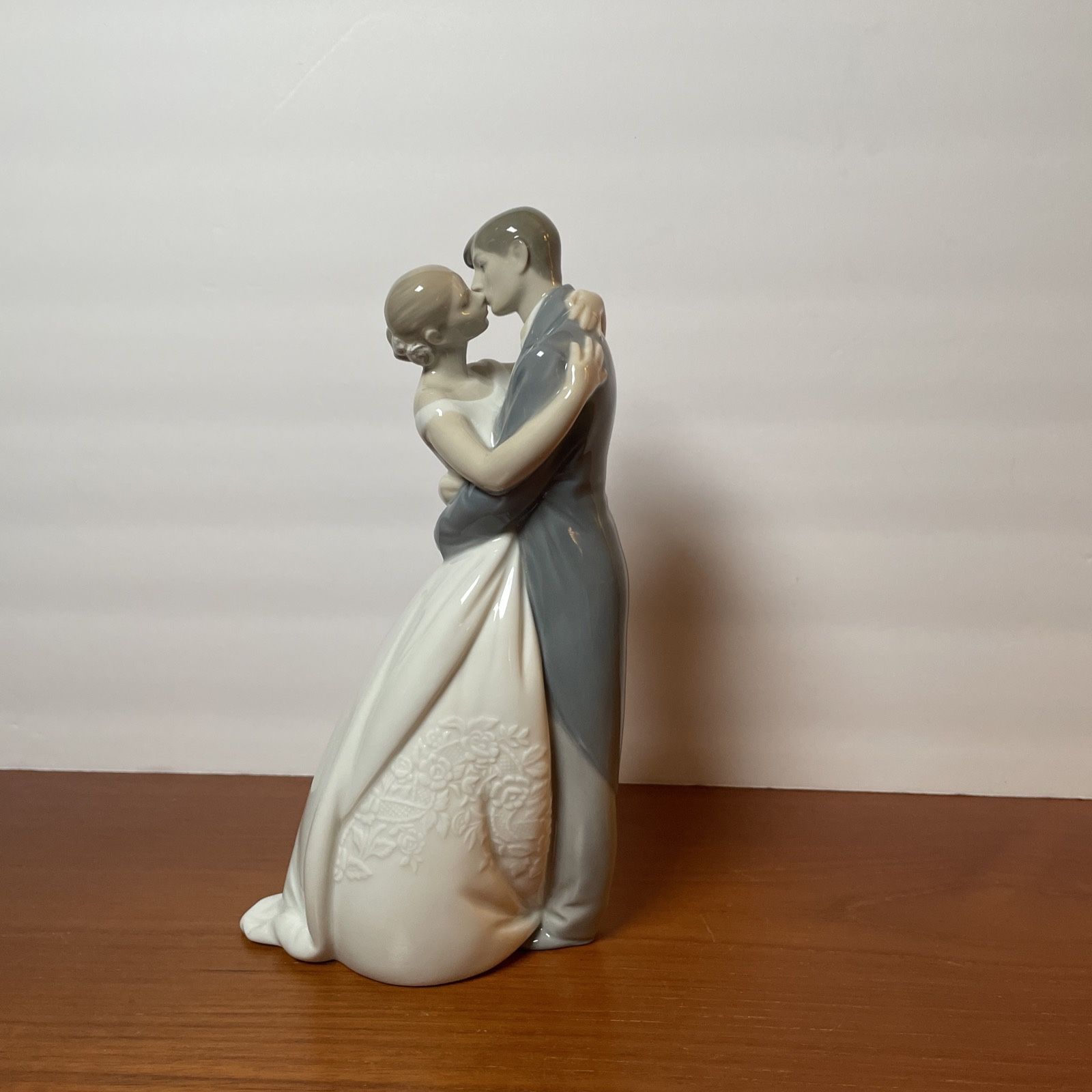 NAO By LLADRO #1613 A Kiss Forever Love Porcelain Figure Bride & Groom Cake Topper 9 in.