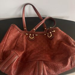 GUCCI GG Signature Sukey Handle Bag