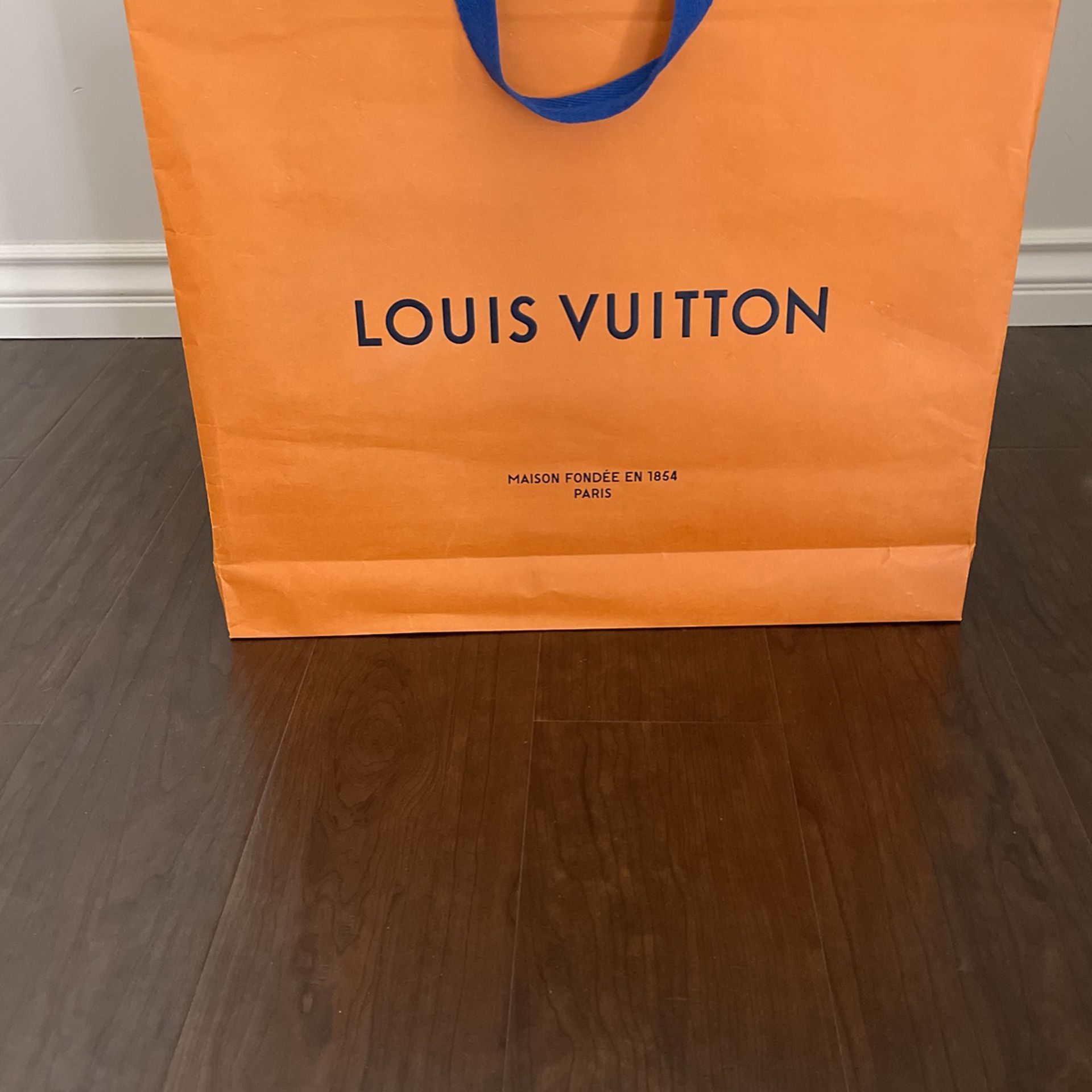 Empty Large LV Box With Bag for Sale in Perris, CA - OfferUp