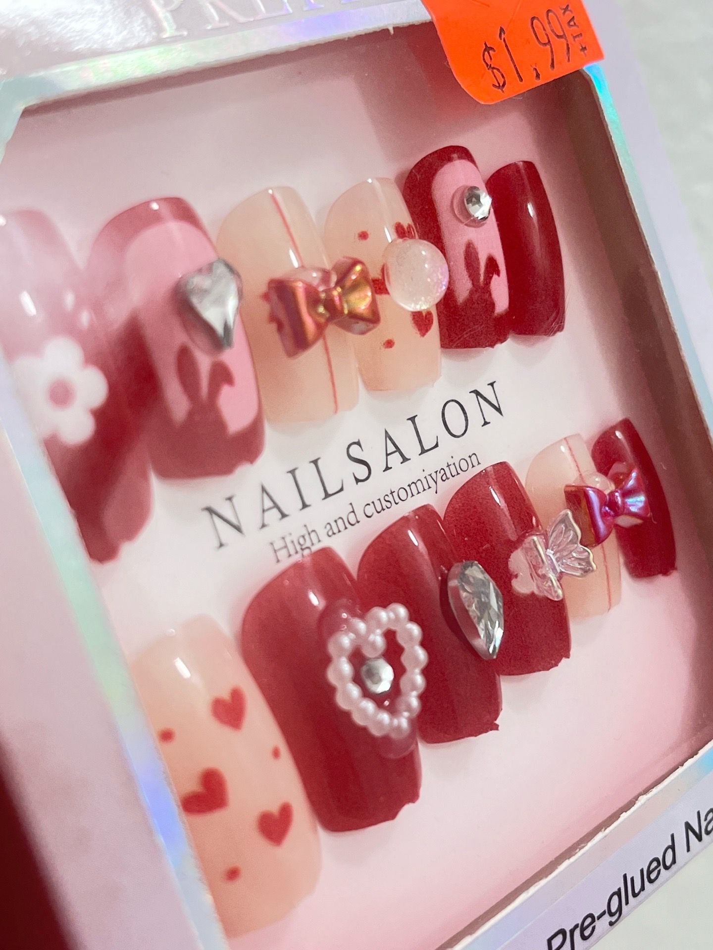 Cute Valentine’s Day themed press-on nails 💅❤️
