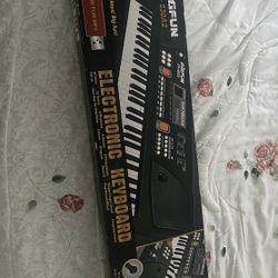 Electronic Keyboard Piano 