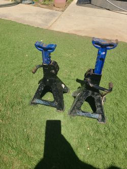 DURALAST JACK STAND..USED.. AS IN PICTURES.. CHECK OUT MY PAGE FOR MORE ✔️ ✅️.. PICK UP IN BLOOMINGTON..SE HABLA ESPANOL..