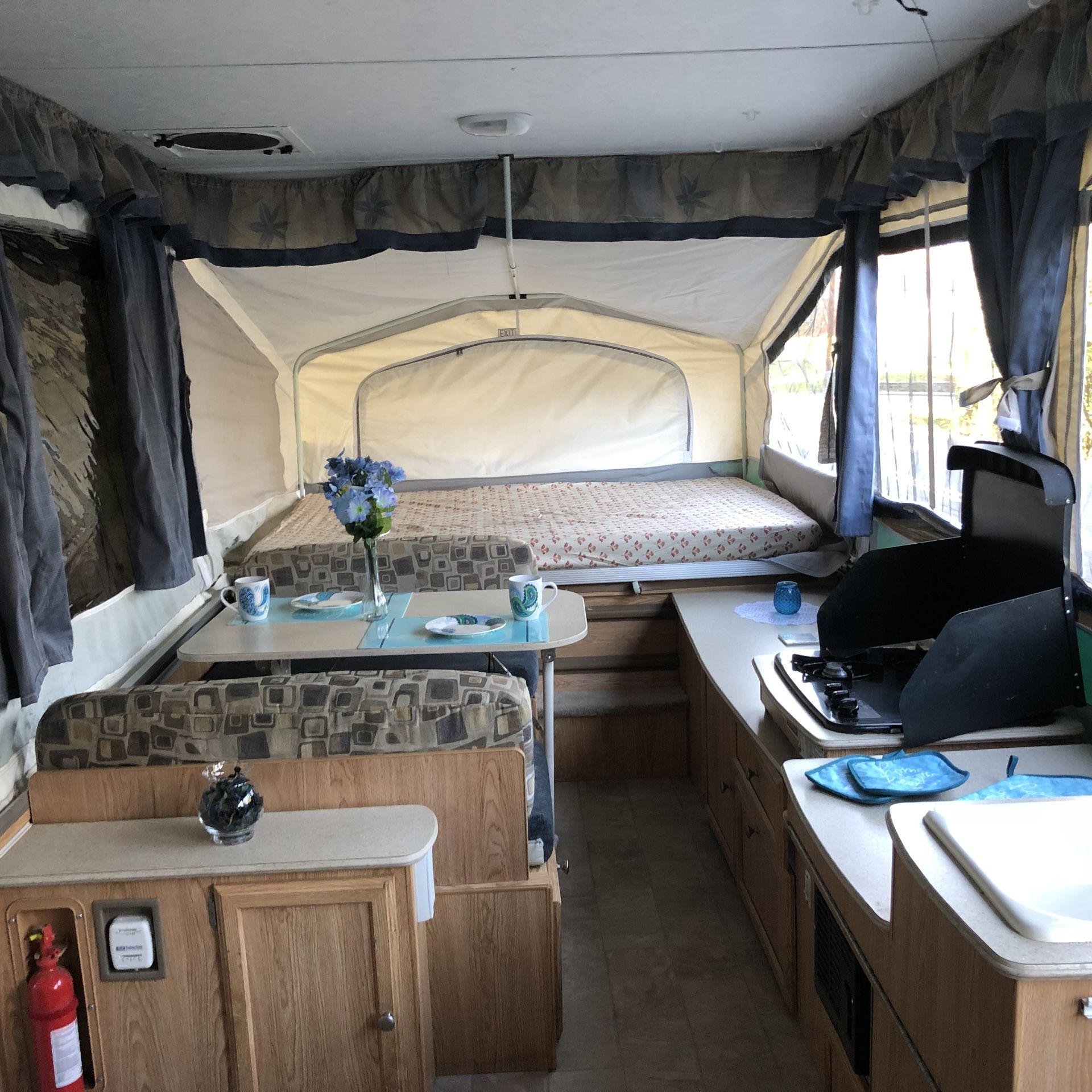 2009 popup tent trailer by Palomino excellent shape ready to go