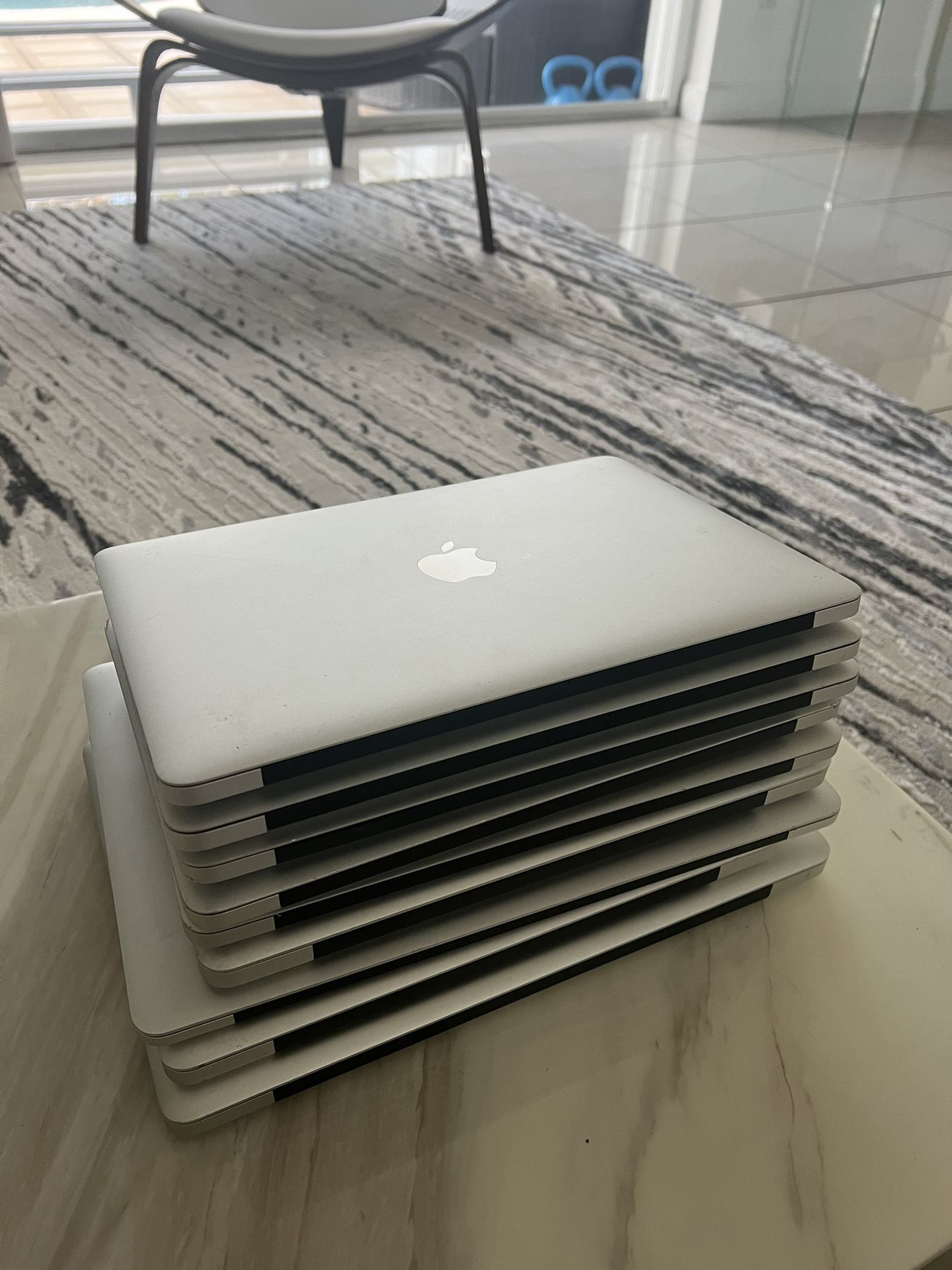 9 MacBooks 💻 