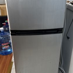Refrigerator / Mini Fridge 