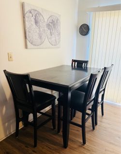 Beautiful Dining Table & Chair Set – Great Condition – $150