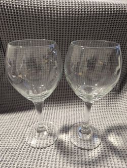 🍷 Set of 2 Clear Wine Glasses – Classic Stemware