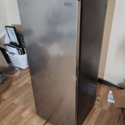 2......MINI FRIDGES.......VISSANI STAND-UP REFRIGERATOR/FREEZER...AND  MAGIC CHEF....BOTH VERY CLEAN AND IN GREAT SHAPE....$150 OBO