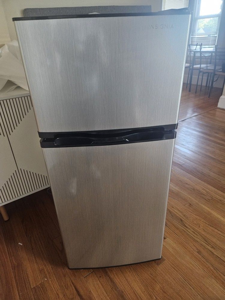 Insignia™ - 4.3 Cu. Ft. Mini Fridge with Top Freezer and ENERGY STAR Certification - Stainless steel