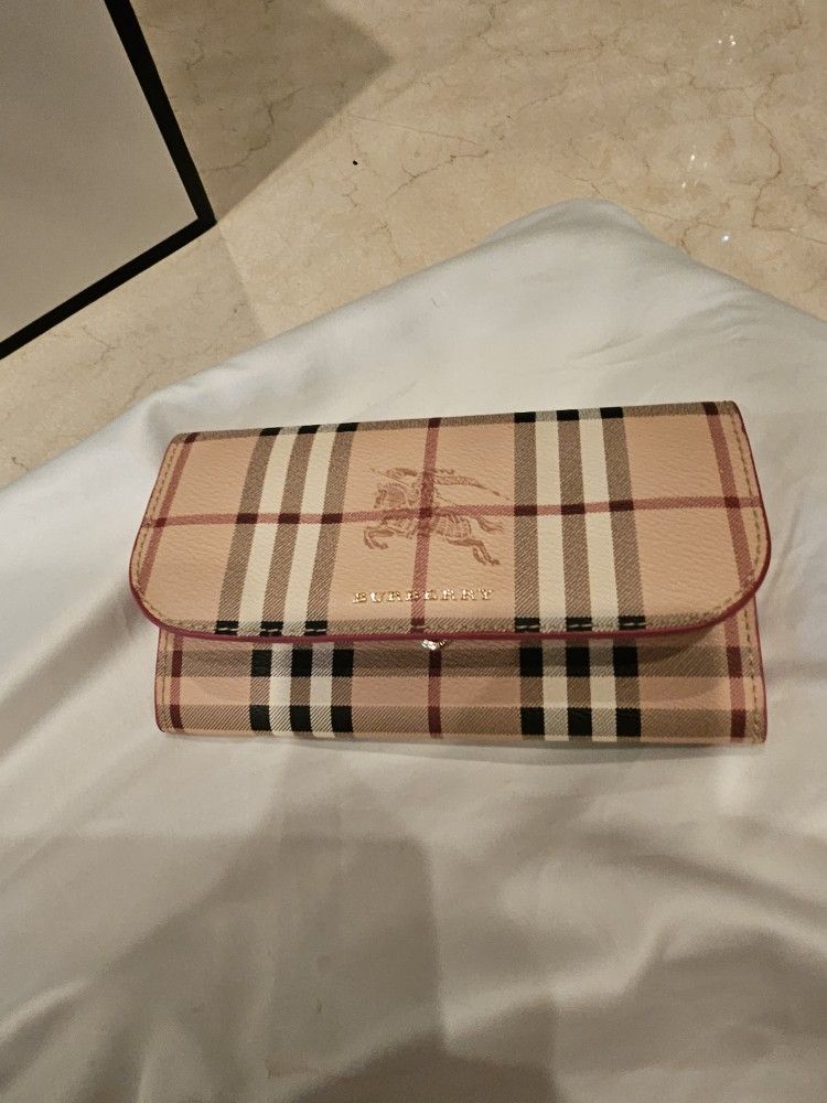 Authentic  Burberry Wallet  NEW BEVER USED   