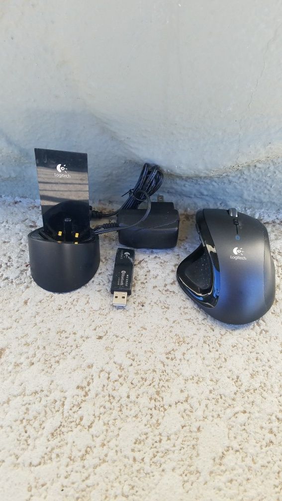 Rechargeable cordless mouse