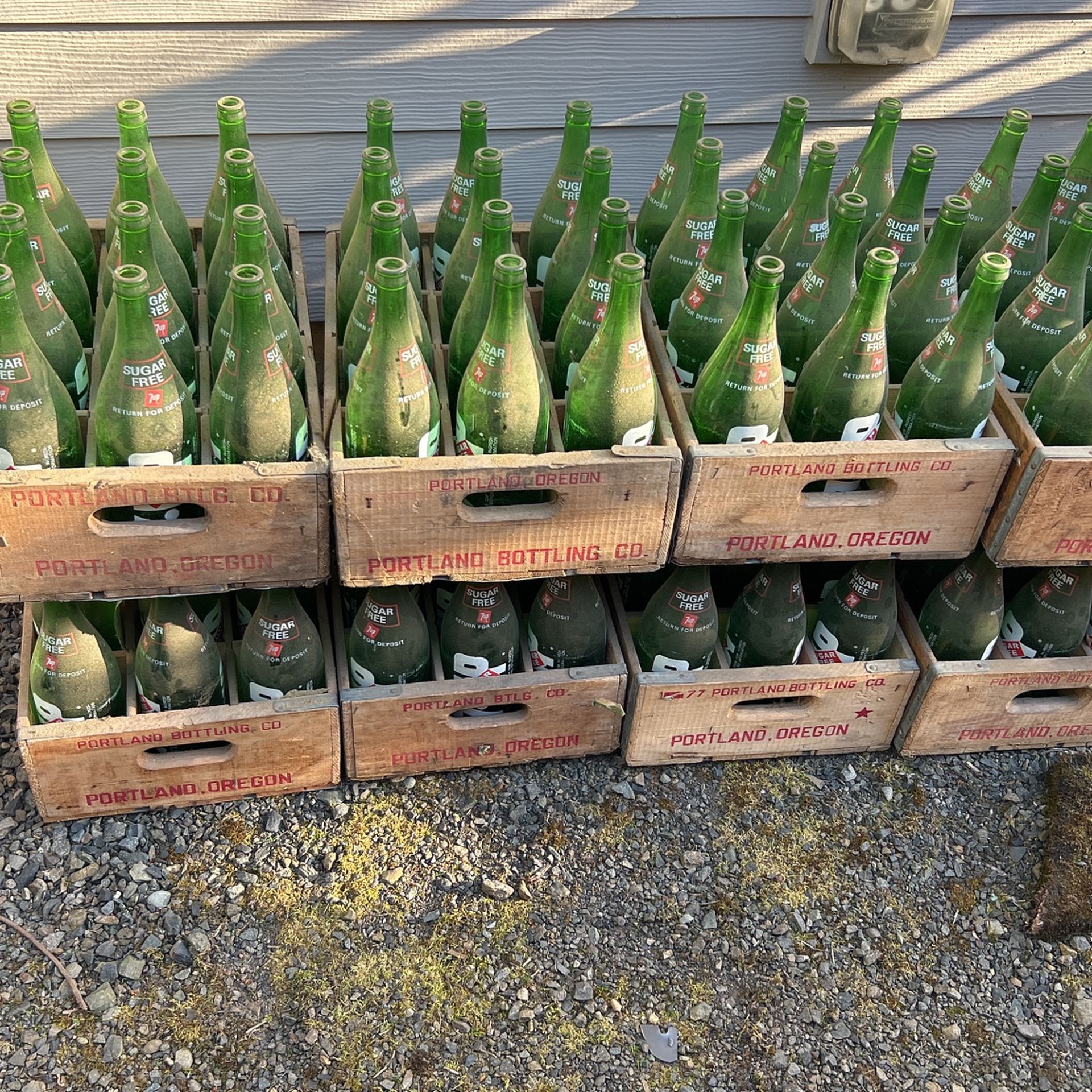 Vintage 7-Up, bottles, 28 ounces. 120 bottles in 10 wooden crates.