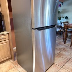 Frigidaire 20 CU top freezer/Refrigerator 