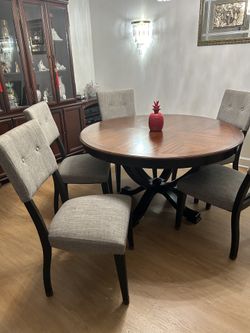 Round Wooden Dining Room Table w/ Chairs