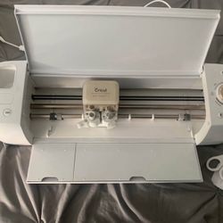Cricut Explore Air 2 W/ Cricut 5 Piece Tool Set included