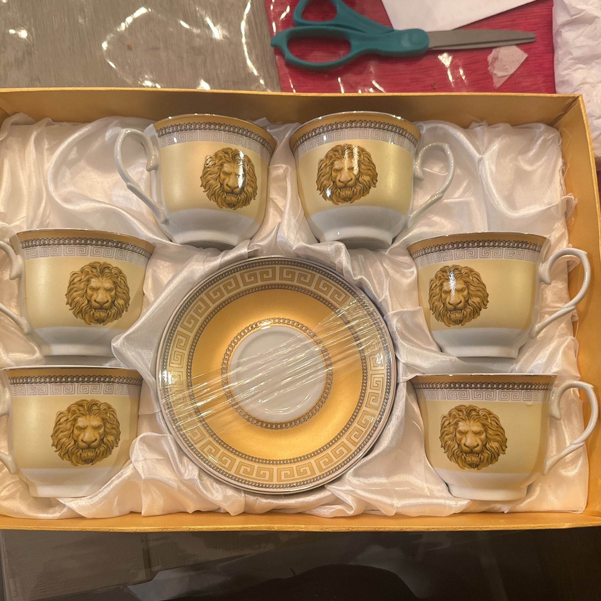 Gold Bold Design Teapot 6 Cup and 6 Saucer,