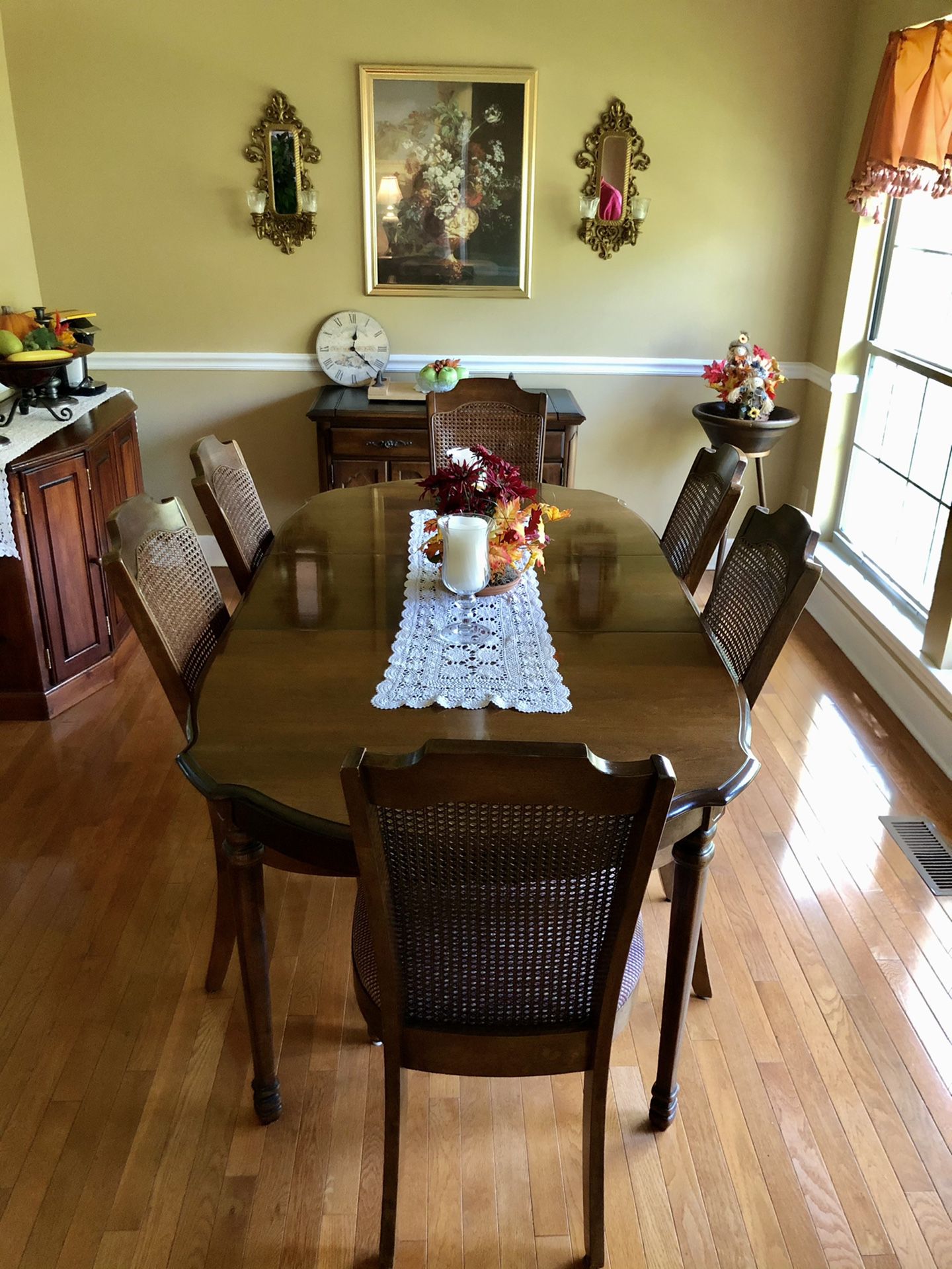 Kitchen table with an leaf in middle and seven chairs