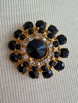 Vintage stunning floral black rhinestone golden pin brooch 1.5” In great condition